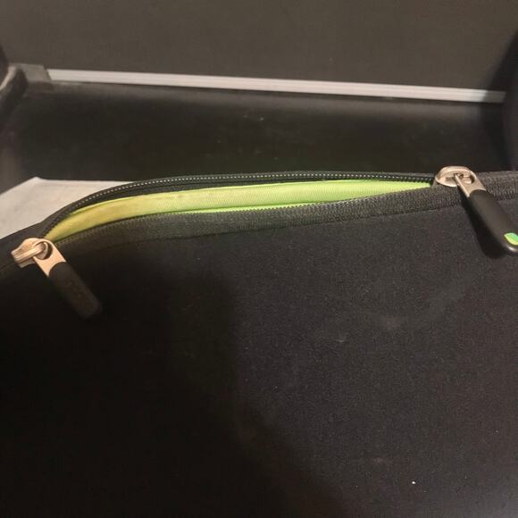 INCASE Neoprene  Laptop Case Zippered Sleeve Black X - Picture 8 of 11